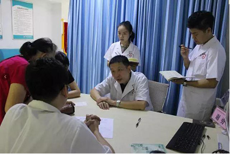 北协和专家谢勇坐诊 8月20日,就是北京协和医院谢勇教授来我院为